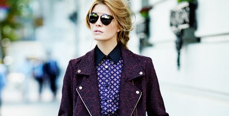 Flada lápiz vaquera, camisa estampada y abrigo granate de la colección otoño/invierno 2014 de Poète