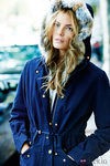 Trench azul marino con capucha de pelo de la colección otoño/invierno 2014 de Poète