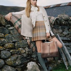 Cara Delevingne, estilo clásico y colegial para Mulberry a/w 2014