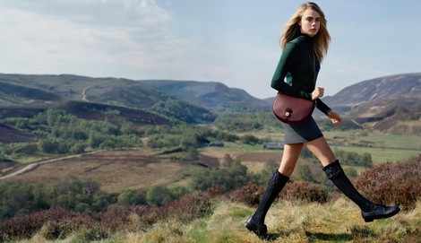 Cara Delevingne con un conjunto sobrio para Mulberry otoño/invierno 2014