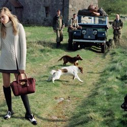 Cara Delevingne con maxi-jersey beige y falda de pata de gallo de Mulberry otoño/invierno 2014