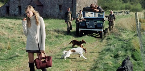 Cara Delevingne con maxi-jersey beige y falda de pata de gallo de Mulberry otoño/invierno 2014
