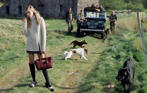 Cara Delevingne con maxi-jersey beige y falda de pata de gallo de Mulberry otoño/invierno 2014