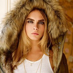 Cara Delevingne con un abrigo verde militar forrado de la colección otoño/invierno 2014 de Topshop