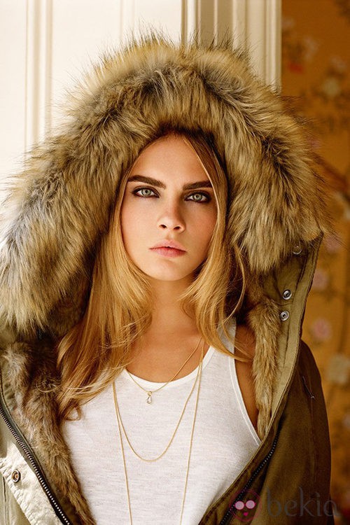 Cara Delevingne con un abrigo verde militar forrado de la colección otoño/invierno 2014 de Topshop