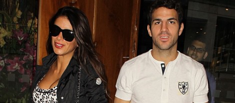 Daniella Semaan con un look white&black de la mano de Cesc Fàbregas