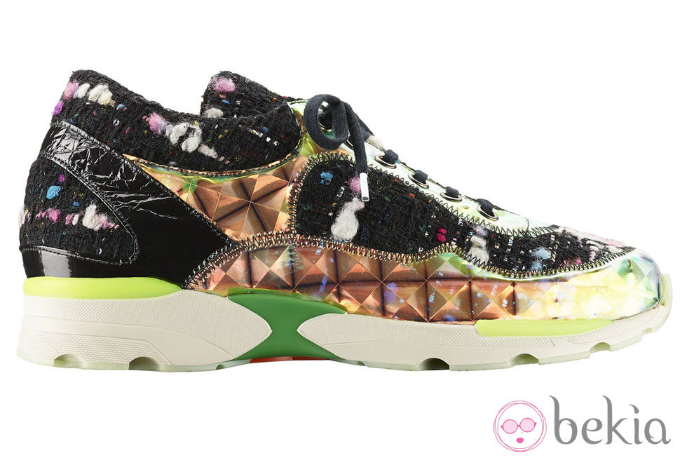 Sneakers diseñadas por Karl Lagerfeld con tachuelas multicolor