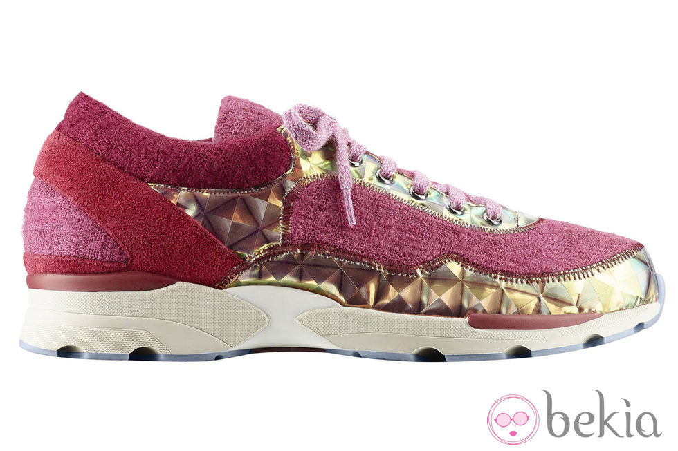Sneakers diseñadas por Karl Lagerfeld en fucsia con tachuelas