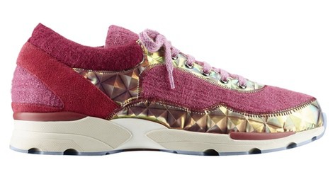 Sneakers diseñadas por Karl Lagerfeld en fucsia con tachuelas