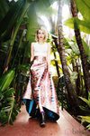 Falda de satén y top blanco de la colección otoño/invierno 2014 de Jimmy Choo