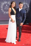 Olivia Culpo con vestido bicolor y Nick Jonas con traje en los MTV Video Music Awards 2014