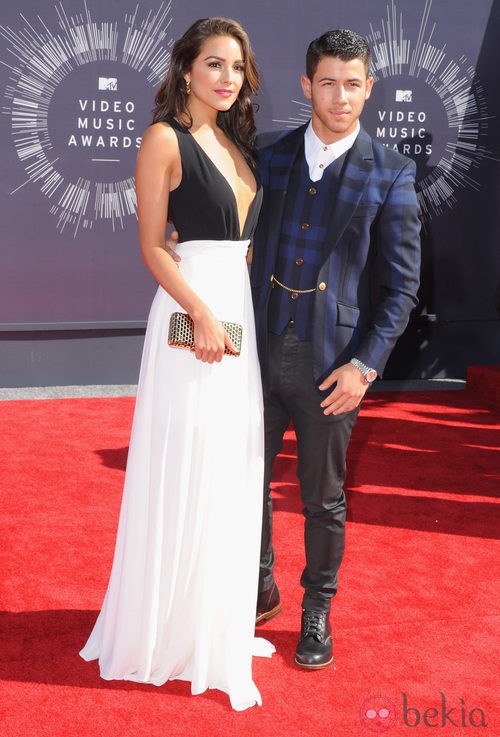Olivia Culpo con vestido bicolor y Nick Jonas con traje en los MTV Video Music Awards 2014