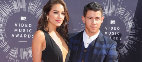 Olivia Culpo con vestido bicolor y Nick Jonas con traje en los MTV Video Music Awards 2014