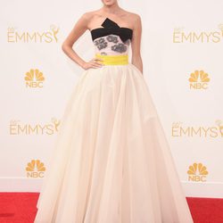 Allison Williams con un diseño de Giambattista Valli en los Premios Emmy 2014