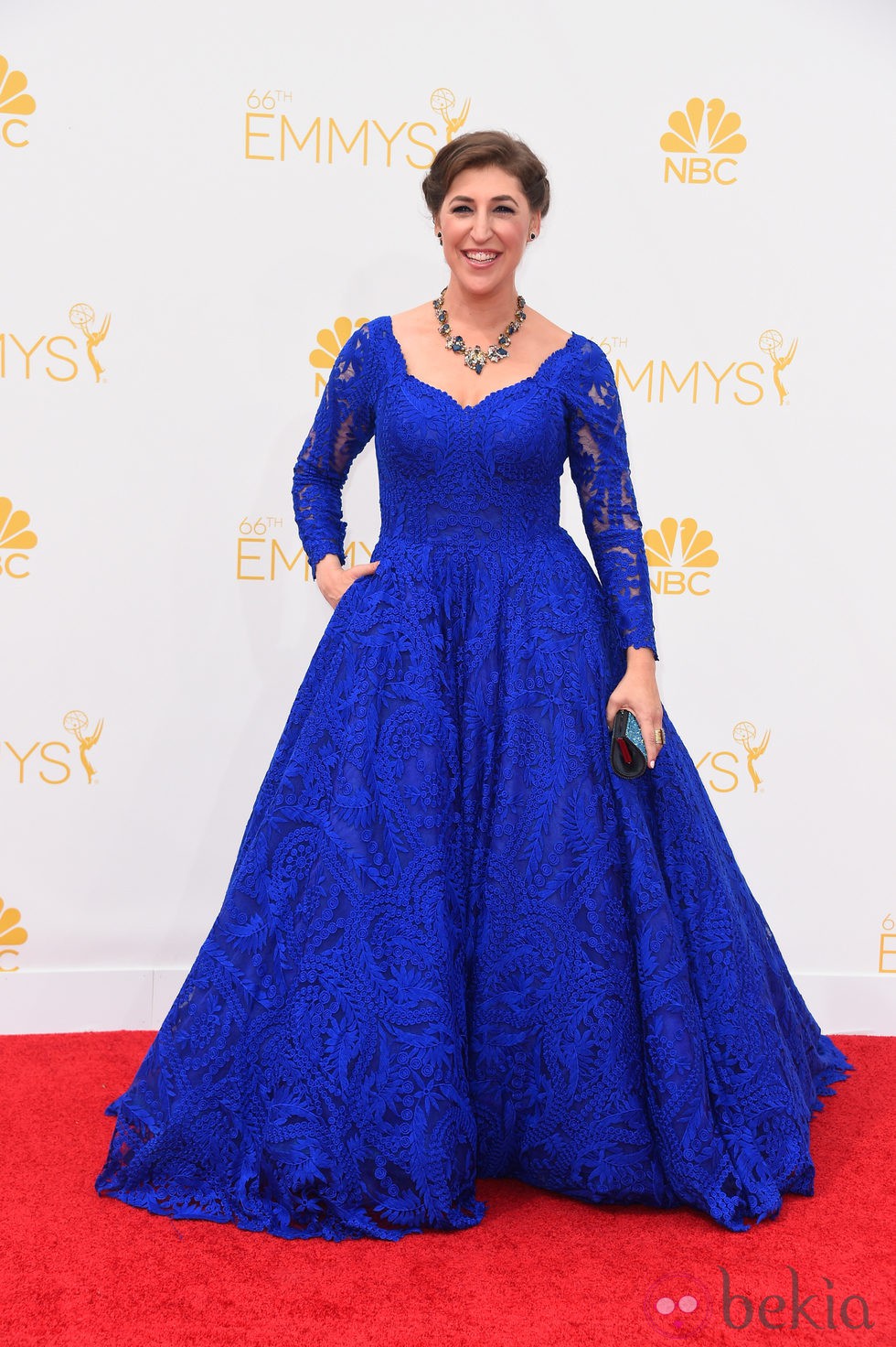 Mayim Bialik con un diseño de Oliver Tolentino en los Premios Emmy 2014
