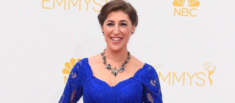 Mayim Bialik con un diseño de Oliver Tolentino en los Premios Emmy 2014