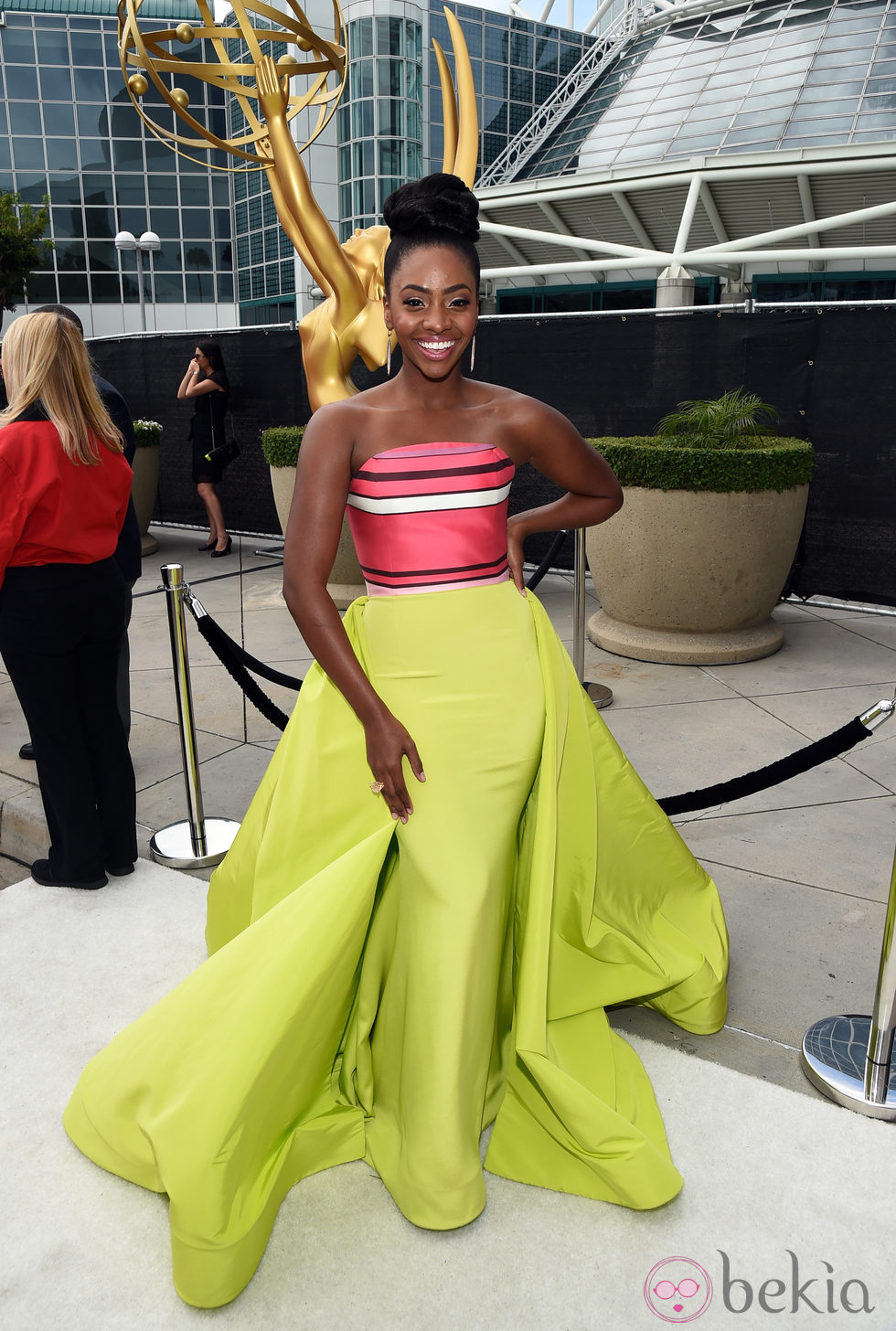 Teyonah Parris y Zooey Deschanel en los Premios Emmy 2014