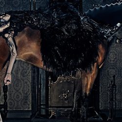 Edie Campbell tumbada encima de un caballo para la campaña otoño/invierno 2014 de Alexander McQueen