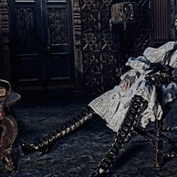 Edie Campell, de época y con botas altas para Alexander McQueen otoño/invierno 2014