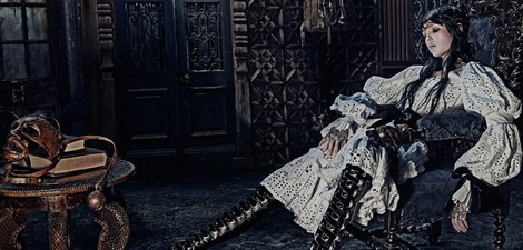 Edie Campell, de época y con botas altas para Alexander McQueen otoño/invierno 2014