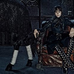 Edie Campbell enfundada en cuero negro para Alexander McQueen otoño/invierno 2014