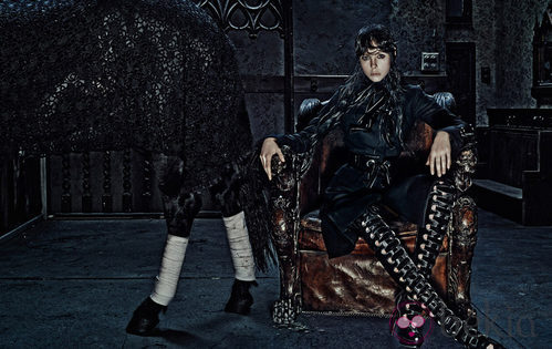 Edie Campbell enfundada en cuero negro para Alexander McQueen otoño/invierno 2014