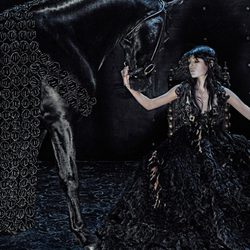 Edie Campbell posa con un vestido negro para la campaña otoño/invierno 2014 de Alexander McQueen