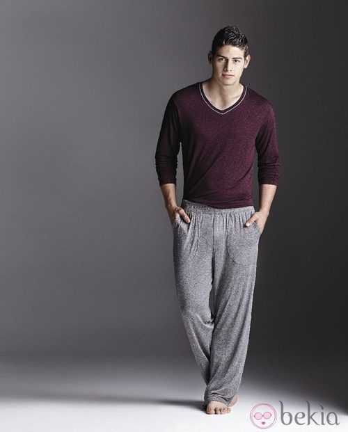 James Rodríguez posando con uno de los pijamas de Bronzini Black