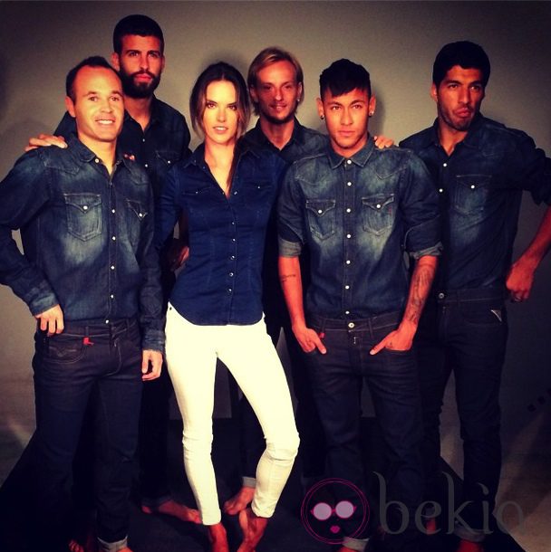 Alessandra Ambrosio rodeada de los jugadores del Barça para Replay