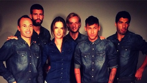Alessandra Ambrosio rodeada de los jugadores del Barça para Replay