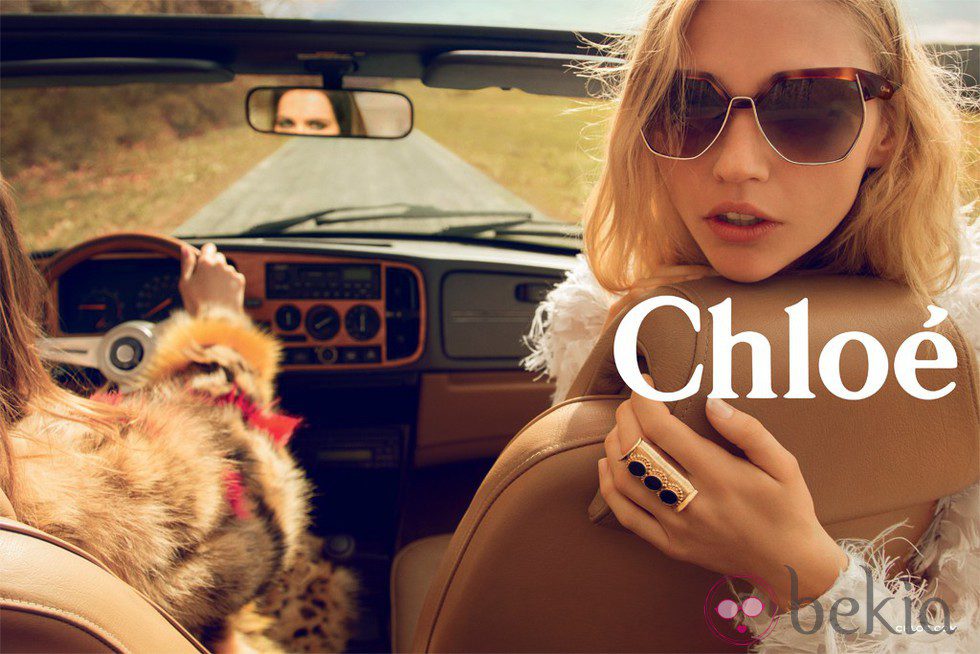 Sasha Pivavorova con gafas de sol, anillo y abrigo de la temporada otoño/invierno 2014 de Chloé