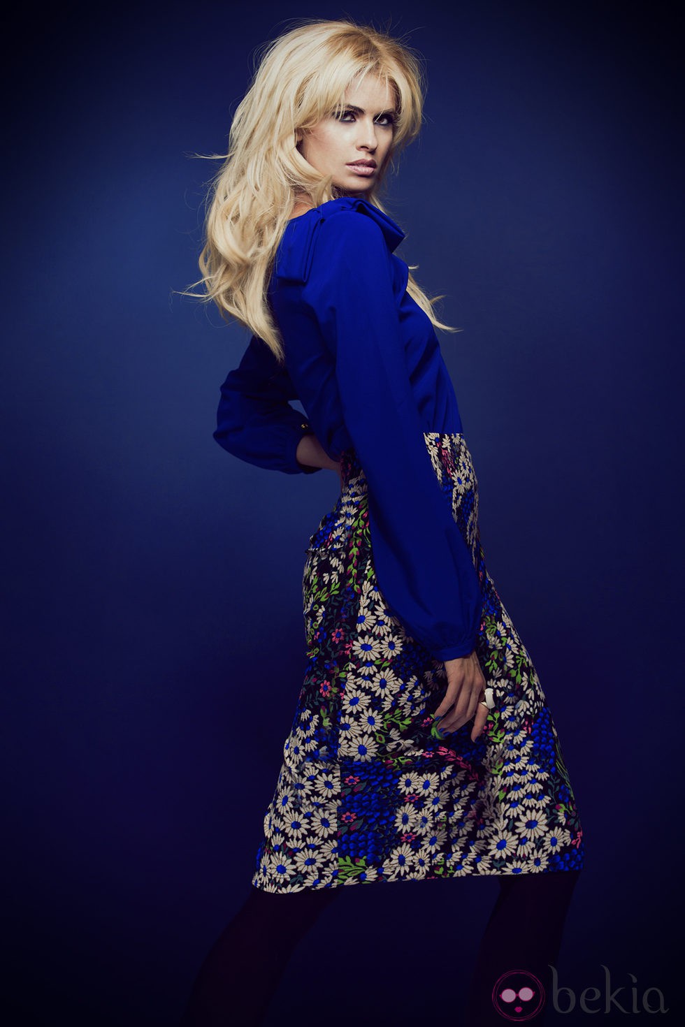Adriana Abenia con falda 'Napoli' y blusa con lazos de Barbarella otoño/invierno 2014