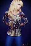 Adriana Abenia con legging azul y camiseta estampada de Barbarella otoño/invierno 2014