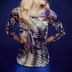 Adriana Abenia con legging azul y camiseta estampada de Barbarella otoño/invierno 2014
