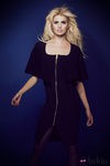 Adriana Abenia con vestido con cremallera negro de Barbarella otoño/invierno 2014