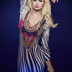 Adriana Abenia con un vestido de print animal de Barbarella otoño/invierno 2014