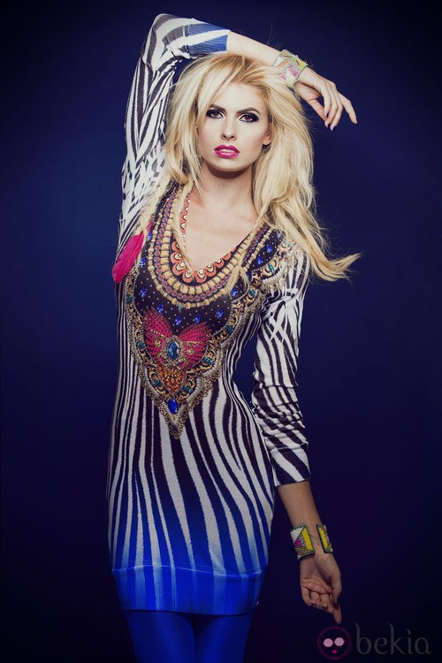 Adriana Abenia con un vestido de print animal de Barbarella otoño/invierno 2014