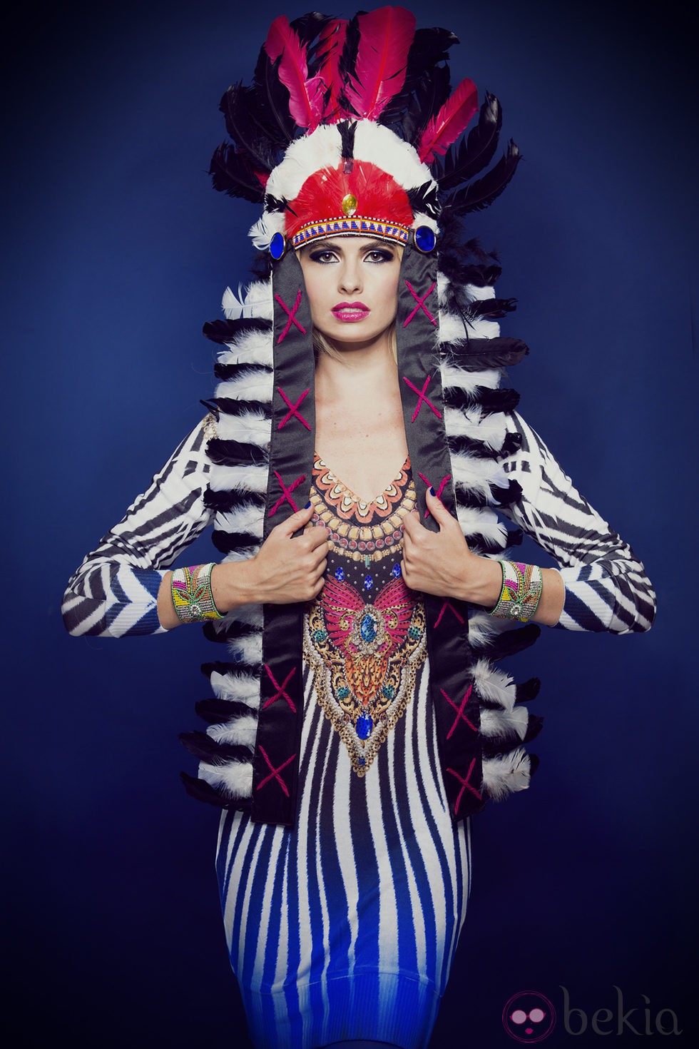 Adriana Abenia con un tocado de plumas indio, posa para Barbarella