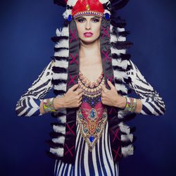 Adriana Abenia con un tocado de plumas indio, posa para Barbarella