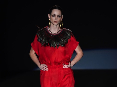 Vestido largo rojo de Roberto Verino en Madrid Fashion Week primavera/verano 2015