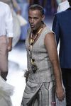 Carlos Lozano desfilando para Francis Montesinos en Madrid Fashion Week primavera/verano 2015