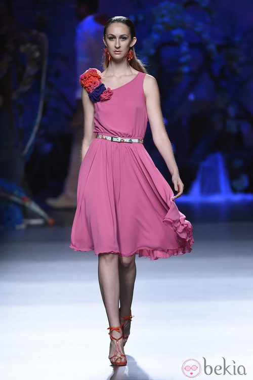 Vestido fucsia de Francis Montesinos en Madrid Fashion Week primavera/verano 2015