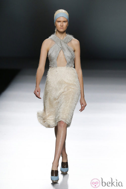 Vestido de micro-pelo de Moisés Nieto en Madrid Fashion Week primavera/verano 2015