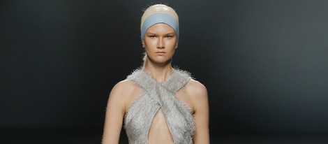 Vestido de micro-pelo de Moisés Nieto en Madrid Fashion Week primavera/verano 2015