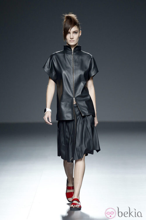 Chaqueta y falda negra de piel de primavera/verano 2015 de Etxeberría en Madrid Fashion Week