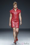 Vestido rojo de piel de primavera/verano 2015 de Etxeberría en Madrid Fashion Week