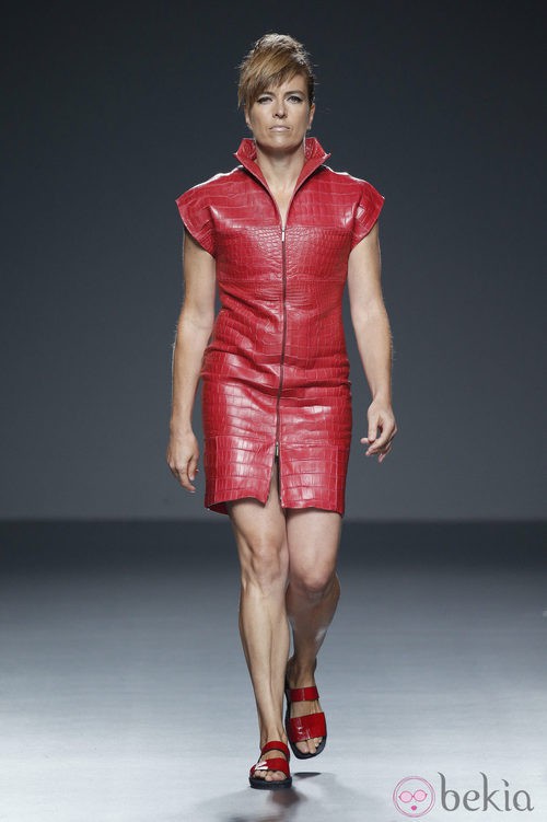 Vestido rojo de piel de primavera/verano 2015 de Etxeberría en Madrid Fashion Week