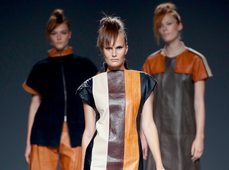 Vestido de rayas y piel de primavera/verano 2015 de Etxeberría en Madrid Fashion Week