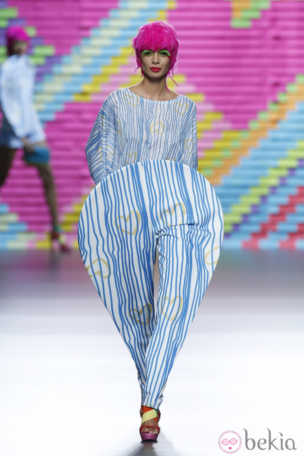 Mono con rayas azules de Ágatha Ruiz de la Prada en Madrid Fashion Week primavera/verano 2015