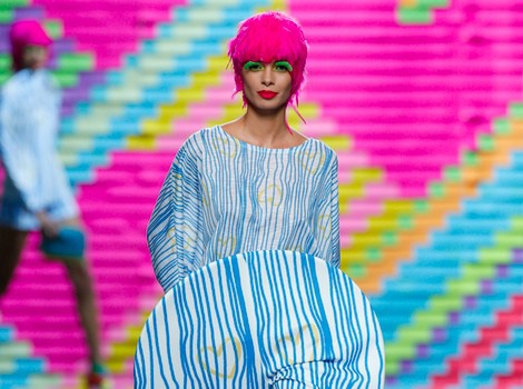 Mono con rayas azules de Ágatha Ruiz de la Prada en Madrid Fashion Week primavera/verano 2015